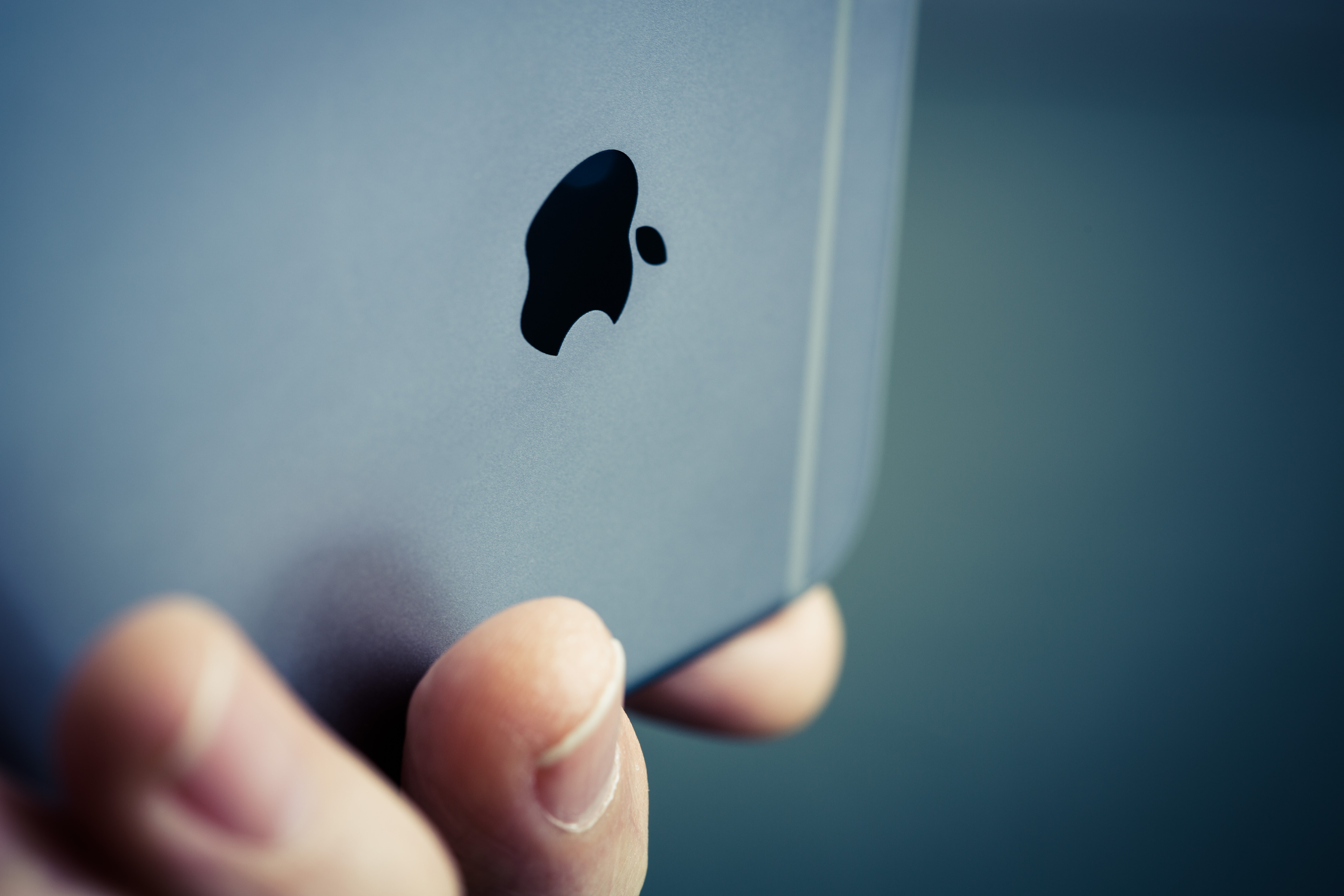 apple-device-blur-cellphone-347734 ¿Cómo de importante es elegir un buen logotipo?